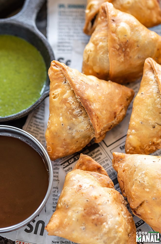 samosas served along with 2 bowls of chutney