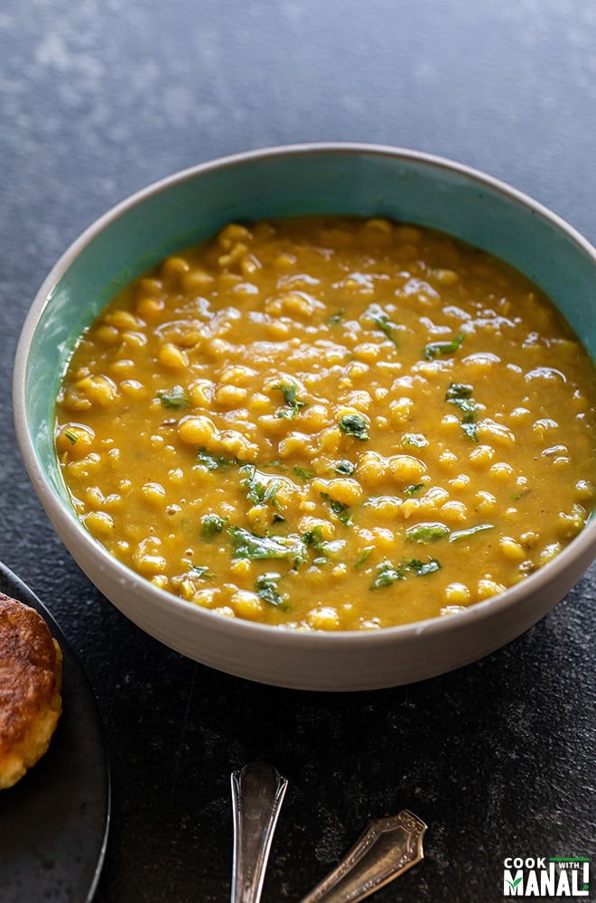 white peas curry in a blue bowl and garnished with cilantro